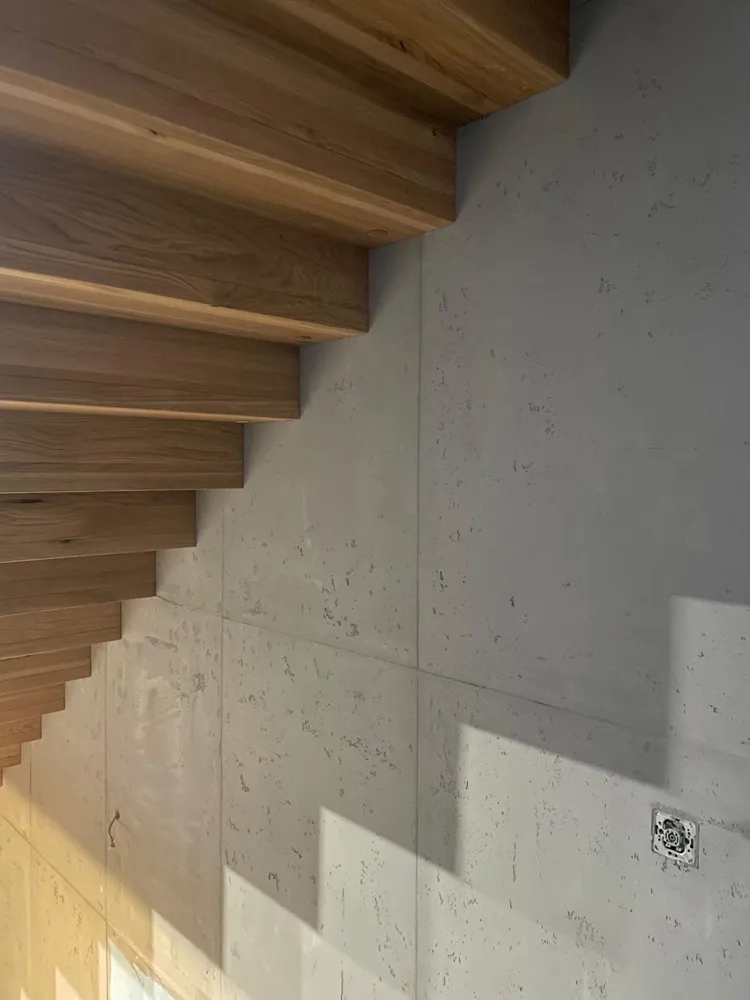 Steinplatten unter einer Treppe